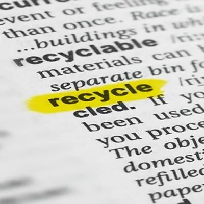 Ein aufgeschlagenes Wörterbuch mit dem Wort Recycling