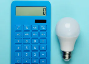 Taschenrechner neben LED-Lampe